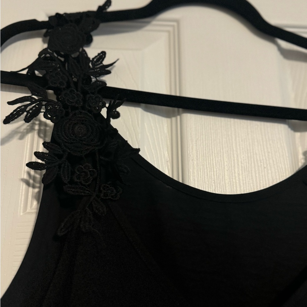 Elegant Black Sleeveless Top - Picture 2 of 3